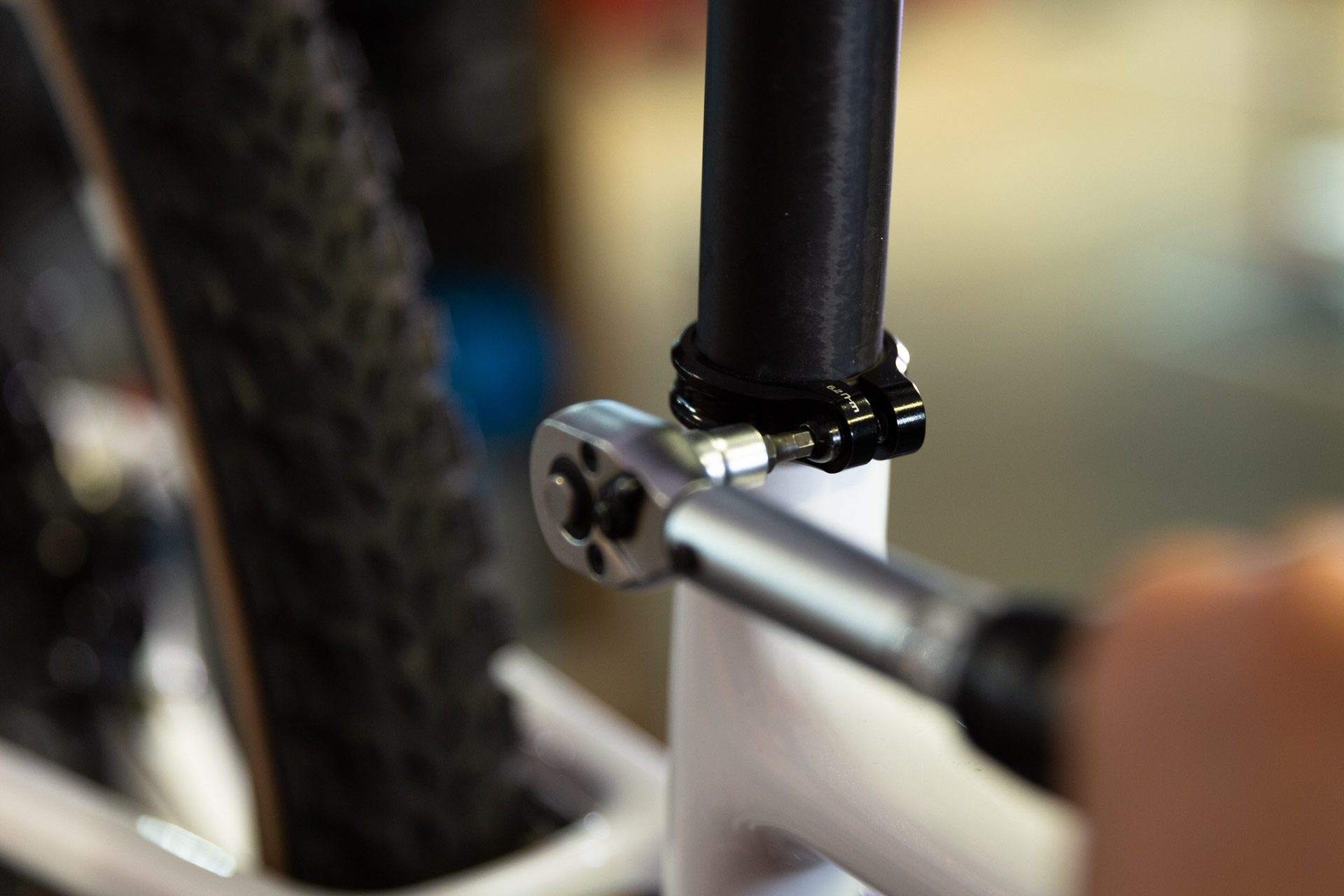 Nahaufnahme eines Drehmomentschlüssels, mit dem die Klemme einer Bike Sattelstütze angezogen wird.