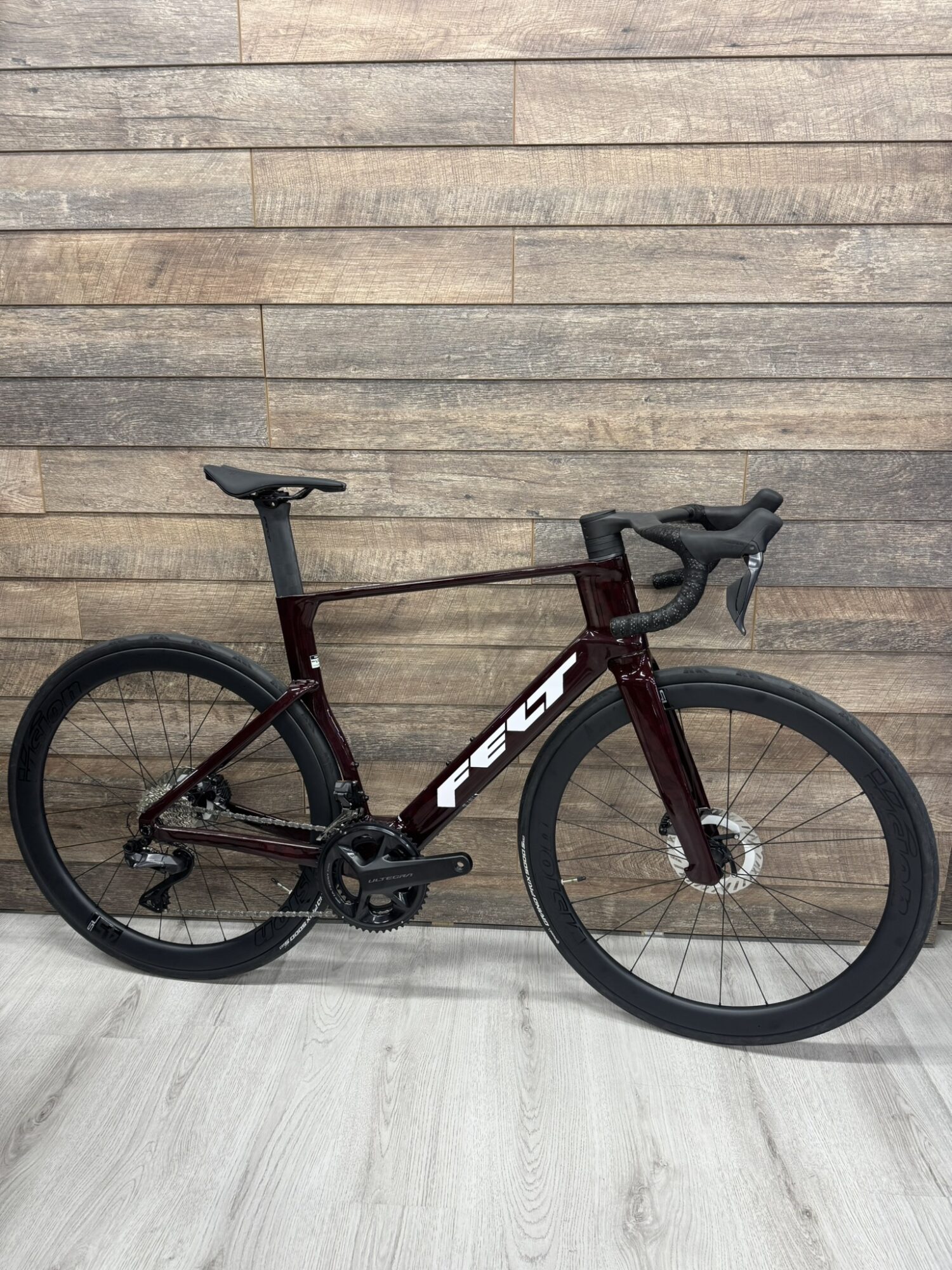 Felt NEXAR Aero Rennrad Seitenansicht in Burgundy mit Carbonrahmen und Hochprofil-Laufrädern