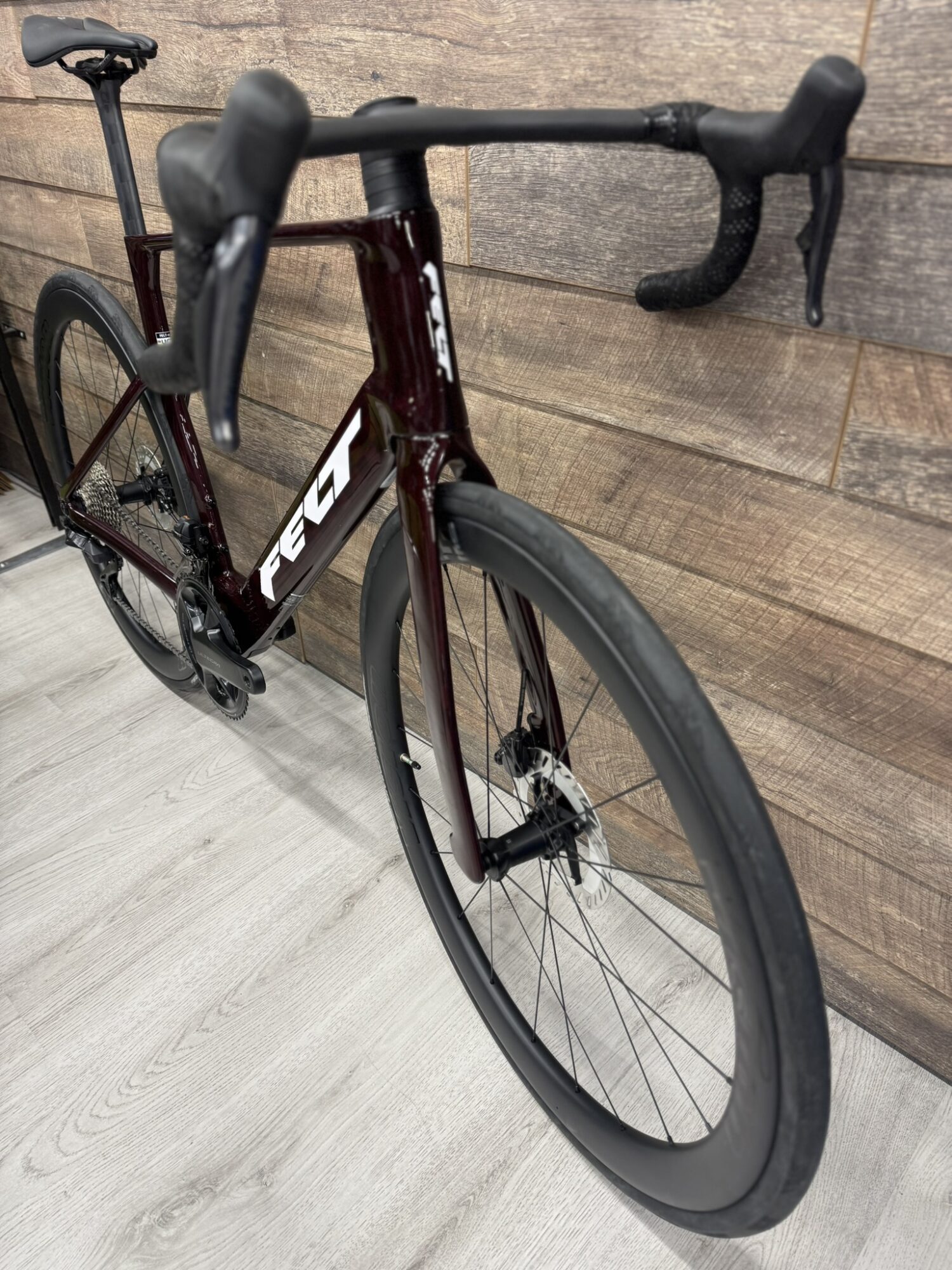 Felt NEXAR Aero Rennrad Detailansicht von vorne mit integriertem Cockpit und Carbonrahmen